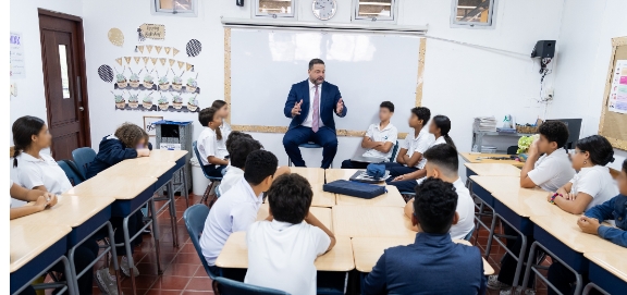 Ministro Paino Henríquez en Colegio