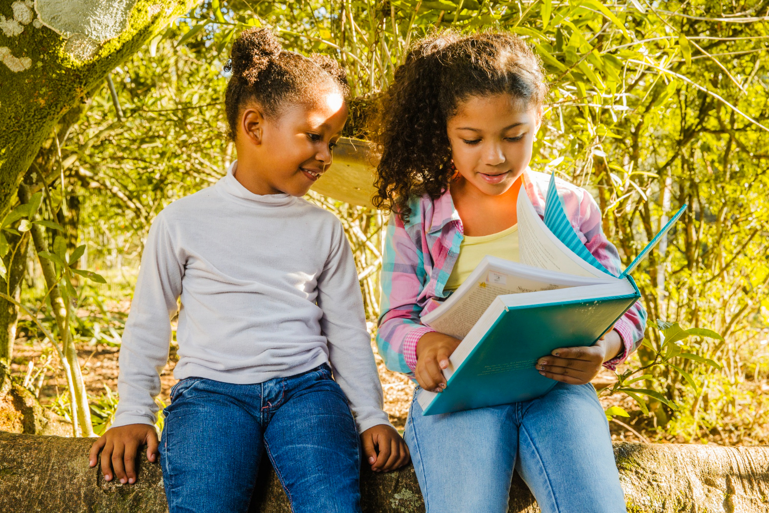 <br />
Niños leyendo
